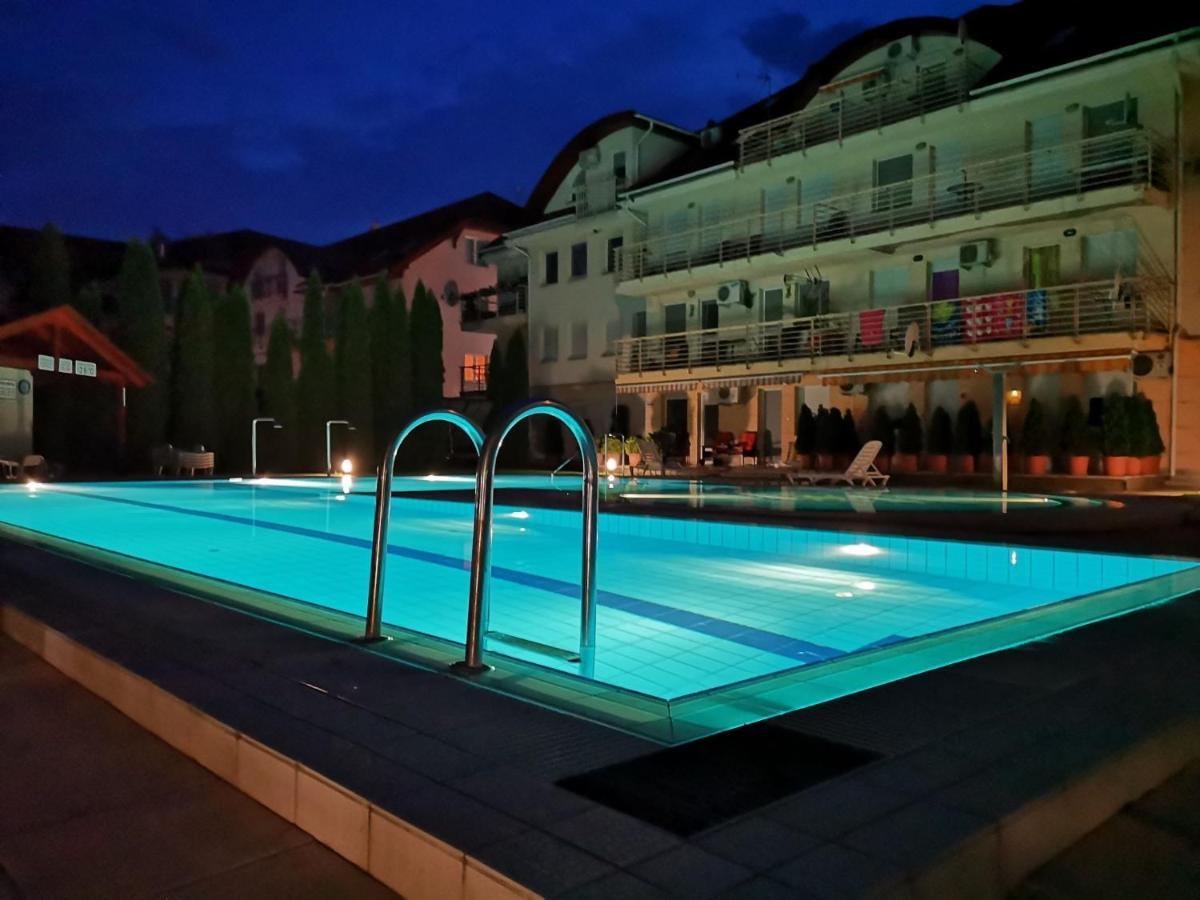 Oázis Wellness Apartman Hajdúszoboszló Esterno foto